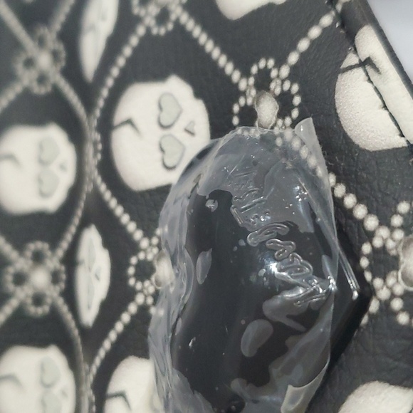 Betsey Johnson black white skull print heart shaped closure lock trifold wallet - Picture 3 of 12